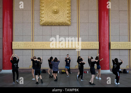 Gruppe junger Tänzer üben am Eingang der National Concert Hall in Liberty Square auch Platz der Freiheit in der Zhongzheng District von Taipeh, Taiwan Stockfoto