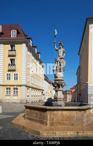 Traditionelle deutsche Architektur, Görlitz Stadt in Sachsen, Deutschland. Statue eines Soldaten über Brunnen in einem Town Square. Stockfoto