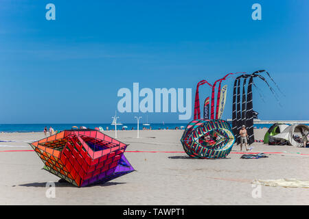 Riesige Drachen am Strand während der Kite Festival in Valencia, Spanien sitzen Stockfoto