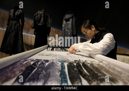 Junge Frau nähen traditionelle Seidenstickerei in einer Lagerhalle des ehemaligen Weingut wurde umgewandelt in eine multifunktionale Kultur Komplex namens Huashan 1914 Creative Park in Zhongzheng District, Taipei, Taiwan Stockfoto