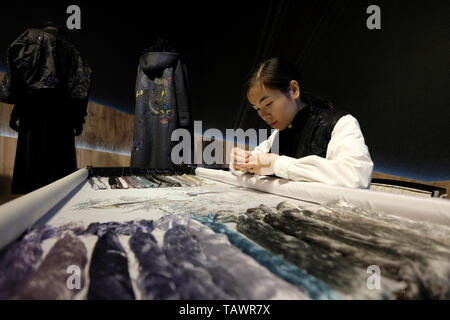 Junge Frau nähen traditionelle Seidenstickerei in einer Lagerhalle des ehemaligen Weingut wurde umgewandelt in eine multifunktionale Kultur Komplex namens Huashan 1914 Creative Park in Zhongzheng District, Taipei, Taiwan Stockfoto