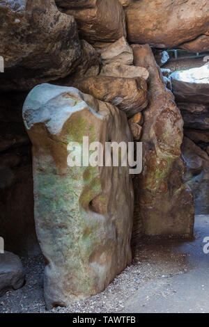 West Kennet Long Barrow ist eine neolithische Grab oder Barrow, auf einem markanten Chalk ridge gelegen, in der Nähe von Silbury Hill, anderthalb Meilen südlich von Avebury. Stockfoto