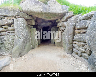 West Kennet Long Barrow ist eine neolithische Grab oder Barrow, auf einem markanten Chalk ridge gelegen, in der Nähe von Silbury Hill, anderthalb Meilen südlich von Avebury. Stockfoto