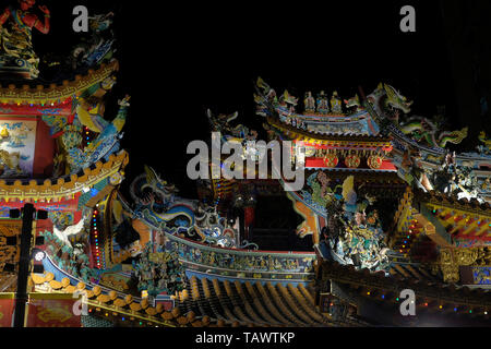 Ciyou Tempels errichtet im Jahre 1753 widmet sich der Göttin Mazu am Eingang zum Raohe Street Nachtmarkt in Songshan District, Taipei, Taiwan. Stockfoto