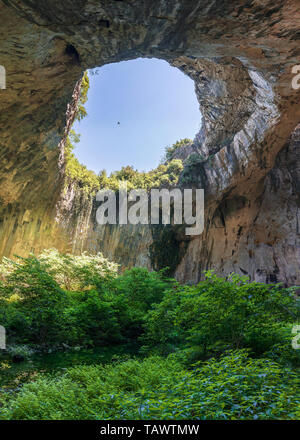 Panoramablick im Inneren der Höhle in der Nähe von Devetaki Devetashka Dorf und Osam Fluss in Bulgarien Stockfoto