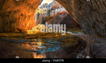 Panoramablick im Inneren der Höhle in der Nähe von Devetaki Devetashka Dorf und Osam Fluss in Bulgarien Stockfoto