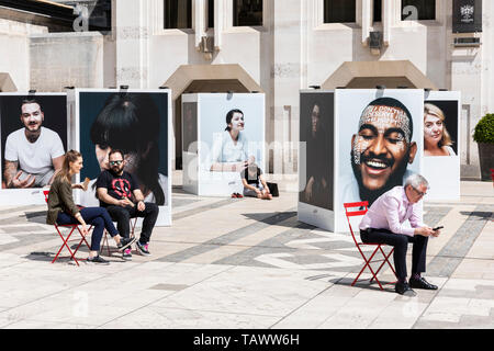 Die Let's Talk Kampagne Fotografie Ausstellung in der Guildhall in London für Psychische Gesundheit Bewußtsein Woche installiert. Stockfoto