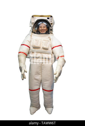 Gerne asiatische Frau mit grossen Lächeln in Weiß Raumanzug und Astronaut Helm träumen spacewoman werden auf weißem Hintergrund mit Freistellungspfad isolieren Stockfoto