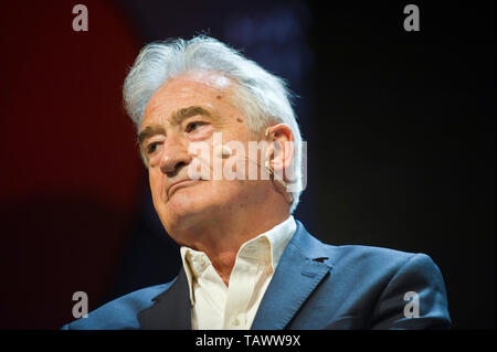 Antony Beevor auf der Bühne Hay Festival Werke des späten John Julius Norwich Hay-on-Wye Powys Wales UK lesen Stockfoto