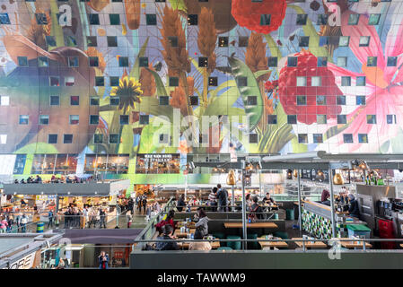 Rotterdam, Niederlande - 2 Mai, 2019: Die Menschen essen in einem Restaurant im Inneren des markthal offene Lebensmittel Markt Stockfoto