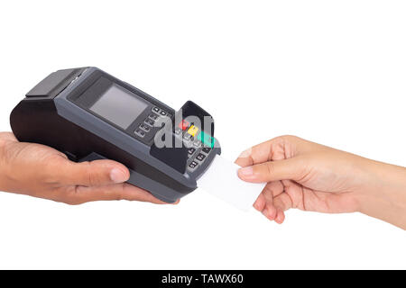 Zahlung mit Kreditkarte Konzept. close-up Hand credit card ein mock up mit weißen leere Karte mit einer Karte Maschine wischen Anschlußklemme isoliert auf weißem Hinterg Stockfoto