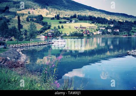 Von Norwegen, Sogn Fjordane County. Fischerhafen, Nordfjord in Olden. Kreuz verarbeitet Farbton - retro Image gefiltert Stil. Stockfoto