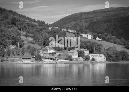 Von Norwegen, Sogn Fjordane County. Ländliche Architektur neben Nordfjord in Olden. Schwarze und weiße Ton - retro monochrome Farbe Stil. Stockfoto