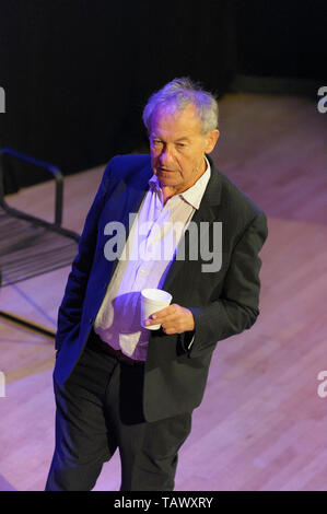 Historiker, Simon Schama am Cheltenham Literatur Festival, 9. Oktober 2014. Stockfoto