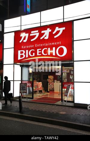 TOKYO, Japan - 13. APRIL 2012: Person geht durch grosses Echo karaoke bar Yaesu Nachbarschaft in Tokio. Tokyo ist die Hauptstadt von Japan, 35 Millionen Menschen Stockfoto