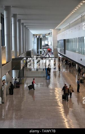 TOKYO, Japan - 12. MAI 2012: Reisende beeilen im Internationalen Flughafen Narita, Tokio. Narita war der 2 verkehrsreichsten Flughafen in Japan und 50 verkehrsreichsten worl Stockfoto