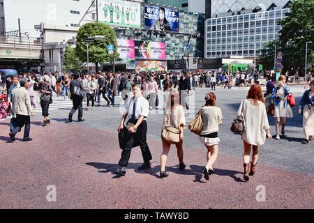 TOKYO, Japan - 11. MAI 2012: Menschenmassen zu Fuß die Hachiko Kreuzung in Shibuya, Tokio. Shibuya Crossing ist einer der belebtesten Orte in Tokio und wird erkannt Stockfoto