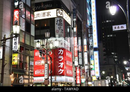 TOKYO, Japan - 13. APRIL 2012: neons von Yaesu Nachbarschaft in Chuo Bezirk, Tokyo. Tokyo ist die Hauptstadt von Japan, 35 Millionen Menschen in ihrem urbanen Leben Stockfoto