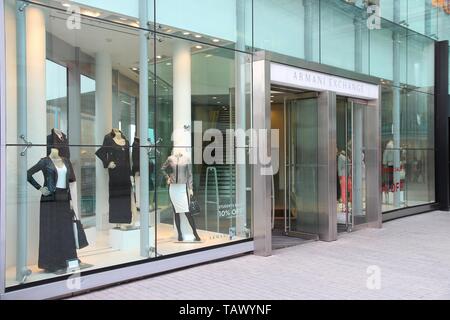 BIRMINGHAM, Großbritannien - 19 April, 2013: Armani Exchange Store in Birmingham, UK. Giorgio Armani Group 1,8 Mrd EUR Umsatz in 2011. Stockfoto