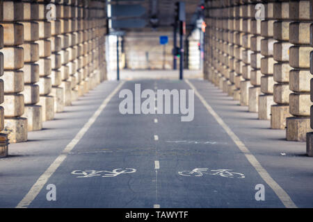 Separates Rad weg für Fahrräder. Weiß gestrichene Rad auf Asphalt. Stockfoto