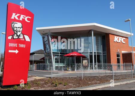 LIVERPOOL, Großbritannien - 20 April 2013: Außenansicht des KFC Restaurant in Liverpool, Großbritannien. KFC ist weltweit beliebt Fast Food Kette mit 18,875 Standorte (20. Stockfoto