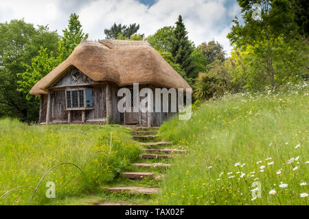 Der Bär Hütte, alten strohgedeckten Garten Gebäude, killerton Immobilien, National Trust, Devon, Großbritannien Stockfoto