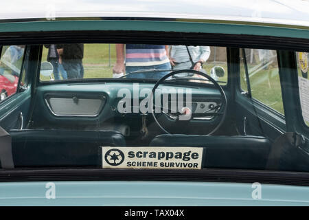 Classic Car mit "abwrackprämie Survivor"-Aufkleber in der Heckscheibe, Oldtimer und Motorrad zeigen, Winchester, Hampshire, UK Stockfoto