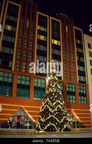 Weihnachtsbaum vor dem Hotel New York im Disneyland Paris. Eurodisney, Frankreich bei Nacht. Stilvolle Fassade des Hotels Stockfoto