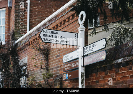 Lavenham, Großbritannien - 19 April, 2019: Wegweiser auf einer Straße in Lavenham, ein historisches Dorf in Suffolk, England, berühmt für seine Guildhall, wenig Hal Stockfoto