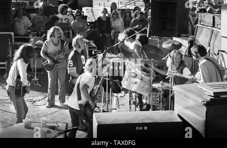 OAKLAND, USA - 14. Juli: CROSBY, STILLS, NASH & YOUNG live auf der Bühne am Oakland, Kalifornien am 14. Juli 1974 während ihres 1974 US Tour. L-R Graham Nash, David Crosby, Stephen Stills, Tim Drummond (Bass), Joe Lala (Percussion), Russ Kunkel (Schlagzeug), Neil Young. (Foto von Gijsbert Hanekroot) Stockfoto