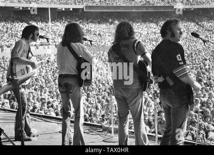 L-R) Neil Young, Graham Nash, David Crosby, Stephen Stills Crosby Stills Nash und Young führen Sie auf der Bühne an der Oakland Colisseum am 13. Juli 1974 in Oakland, Kalifornien, USA. (Foto von Gijsbert Hanekroot) Stockfoto