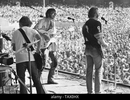 L-R) Tim Drummond, Neil Young, und Stephen Stills Crosby Stills Nash und Young führen Sie auf der Bühne an der Oakland Colisseum am 13. Juli 1974 in Oakland, Kalifornien, USA. (Foto von Gijsbert Hanekroot) Stockfoto