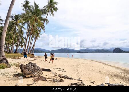 PALAWAN, Philippinen - Dezember 4, 2017: die Menschen besuchen Pinagbuyutan Island Beach in Palawan, Philippinen. 6 Millionen ausländischen Touristen besucht Philippinische Stockfoto