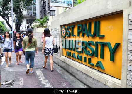 MANILA, Philippinen - November 24, 2017: die Menschen zu Fuß durch St. Paul University in Manila, Philippinen. Es gibt 2.300 Colleges und Universitäten in den P Stockfoto