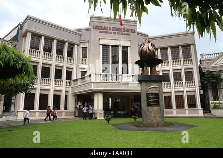 MANILA, Philippinen - November 24, 2017: die Menschen besuchen Universität der Stadt Manila, Philippinen. Es gibt 2.300 Colleges und Universitäten in den Stockfoto