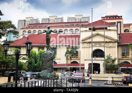 MANILA, Philippinen - November 24, 2017: die Menschen besuchen Philippine General Hospital in Manila. Es gibt 1.800 Krankenhäuser mit insgesamt 98.000 Patienten. Stockfoto