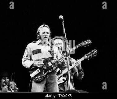 LONDON - 14. SEPTEMBER: CROSBY, STILLS, NASH & YOUNG live auf der Bühne im Wembley Stadium am 14. September 1974 L-R Steven Stillsl, David Crosby, (Foto von Gijsbert Hanekroot) Stockfoto