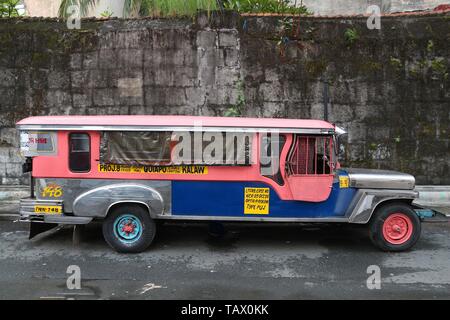 MANILA, Philippinen - November 24, 2017: Jeepney öffentliche Verkehrsmittel Fahrzeug in Manila, Philippinen. Metro Manila ist eines der größten städtischen Gebieten Stockfoto