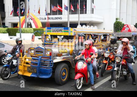 MANILA, Philippinen - Dezember 7, 2017: die Menschen fahren mit dem Jeepney öffentliche Verkehrsmittel in dichtem Verkehr in Manila, Philippinen. Metro Manila ist eines der Th Stockfoto