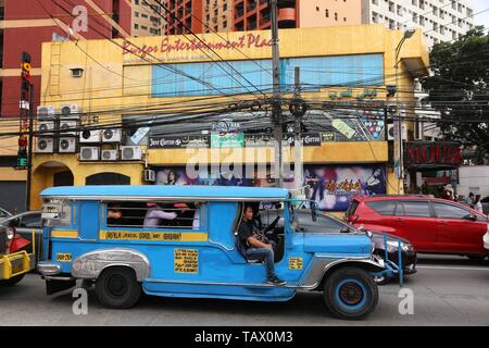 MANILA, Philippinen - Dezember 7, 2017: die Menschen fahren mit dem Jeepney öffentliche Verkehrsmittel in dichtem Verkehr in Manila, Philippinen. Metro Manila ist eines der Th Stockfoto