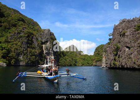 PALAWAN, Philippinen - Dezember 1, 2017: Die Menschen genießen Island Hopping tour in Palawan, Philippinen. 6 Millionen ausländischen Touristen besucht Philippinen im 2. Stockfoto