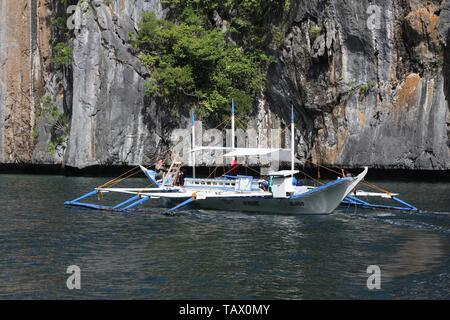 PALAWAN, Philippinen - Dezember 1, 2017: Die Menschen genießen Island Hopping tour in Palawan, Philippinen. 6 Millionen ausländischen Touristen besucht Philippinen im 2. Stockfoto