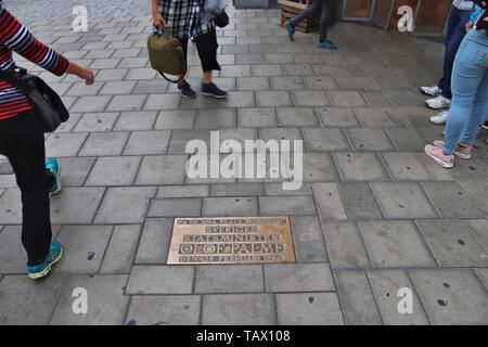 STOCKHOLM, Schweden - 22. AUGUST 2018: Gedenktafel an der Stelle der Ermordung von Olof Palme, Premierminister von Schweden an sveavagen Straße in S Stockfoto