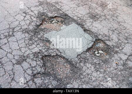 Beschädigte Straße in Göteborg, Schweden. Konzept für die Instandhaltung der Straßen. Stockfoto