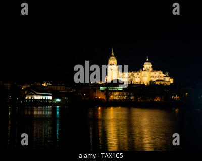 Langzeitbelichtung Nacht Blick auf die Kathedrale und Enrique Estevan Brücke in Salamanca (Spanien) Stockfoto