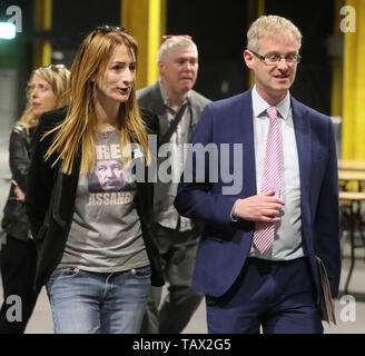 Independents 4 ändern Kandidat Clare Daly und ihr Anwalt Gareth Noble während der Zählung des Dubliner Wahlkreis für die Wahlen zum Europäischen Parlament an der RDS in Dublin. Stockfoto