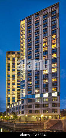 Rotterdam, Niederlande, 15. Mai 2019: Der Witte Keizer Residential Tower liegt an einer Ecke des Steigersgracht Kanal in der blauen Stunde nach Sonnenuntergang Stockfoto