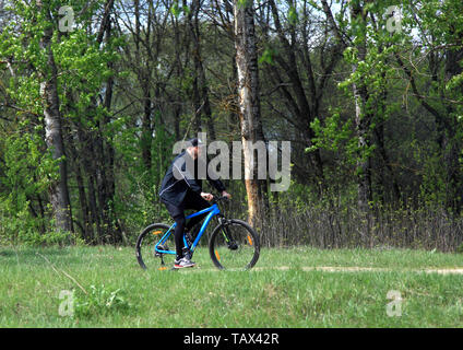 05 05 2019 Russland, Gebiet Brjansk. Ein Mann mit dem Fahrrad im Park. Stockfoto