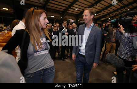 Independents 4 ändern Kandidat Clare Daly und Fianna Fail Kandidat Barry Andrews während der Zählung des Dubliner Wahlkreis für die Wahlen zum Europäischen Parlament an der RDS in Dublin. Stockfoto