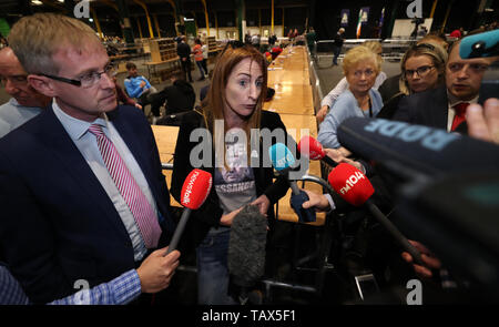 Independents 4 ändern Kandidat Clare Daly während der Zählung des Dubliner Wahlkreis für die Wahlen zum Europäischen Parlament an der RDS in Dublin. Stockfoto